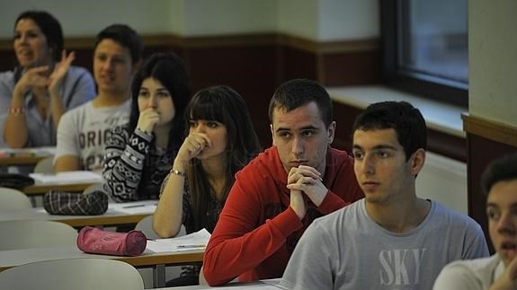 El riesgo de bajo rendimiento académico se triplica entre los alumnos de origen humilde