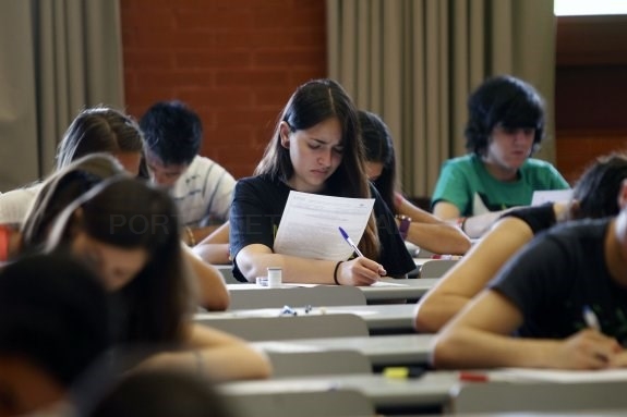 Educación excluye de las becas a los alumnos de las universidades privadas