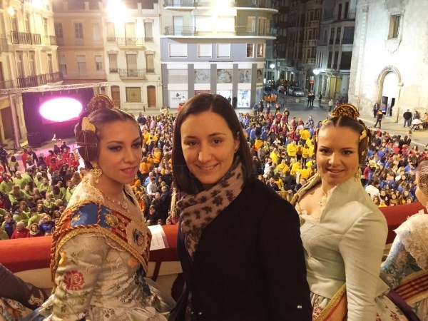 La fallera major, Beatriu López, i la fallera major infantil, Carla Campillo, criden a la festa de les falles als algemesinencs
