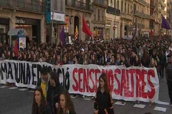Miles de estudiantes se manifiestan en Valencia contra la LOMCE y el decreto 3+2