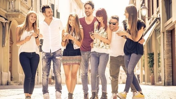 Siete de cada diez españoles no salen de casa sin comprobar si lleva el móvil