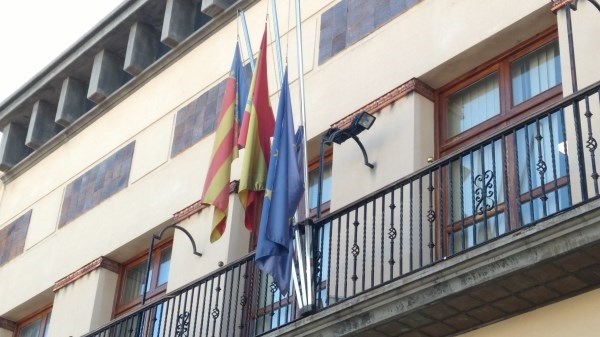 Alberic baja la bandera europea a media asta por la política comunitaria contra los refugiados