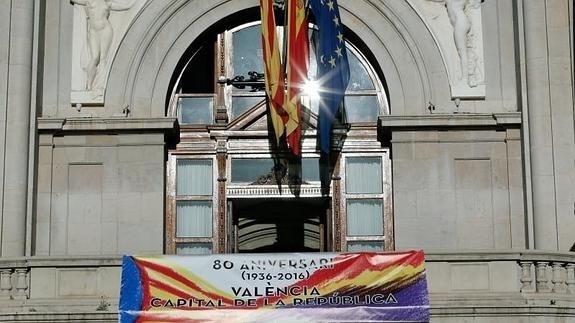 El tripartito se vuelca con la República y coloca una pancarta con la bandera tricolor