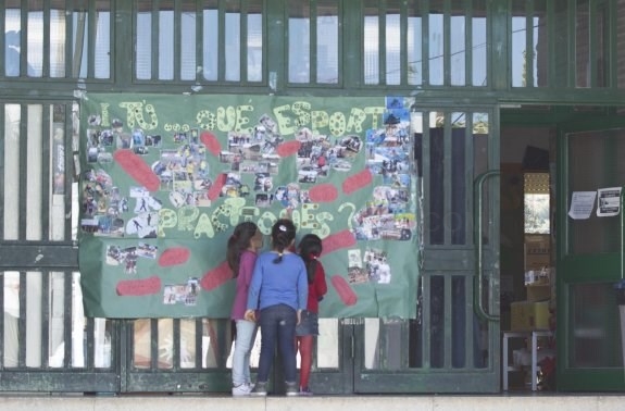 Educación ignora al Síndic al no obligar al colegio a informar a un padre también en castellano