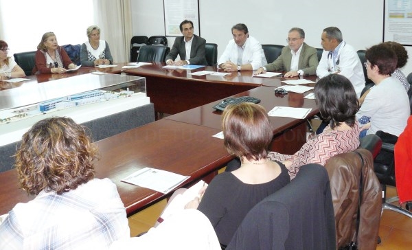 El “Foro La Ribera contra el Alzheimer” se reúne en el Hospital de Alzira para coordinar acciones de cara al Día Mundial de esta enfermedad