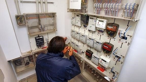 Pasos para evitar que el contador de la luz arruine tu economía casera