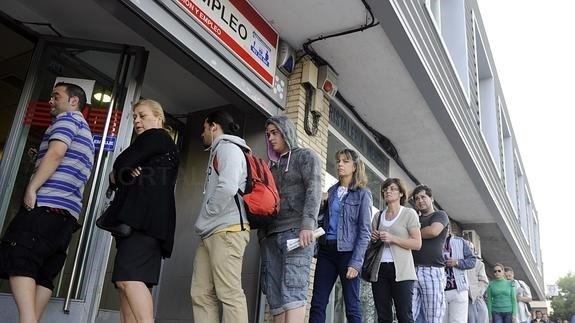 El paro baja en 83.599 personas en abril, su tercer mejor registro en este mes desde 1996