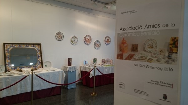 La Asociación “Amics de la ceràmica de Benifaió” expone sus obras en el Centro Cultural