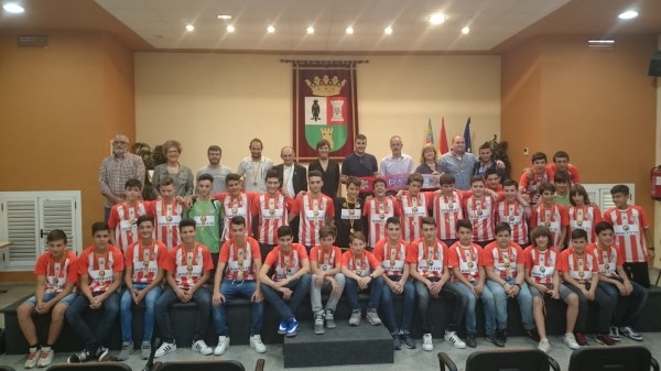 Homenaje del Ayuntamiento a los equipos Infantil y Cadete A del CD Benifaió