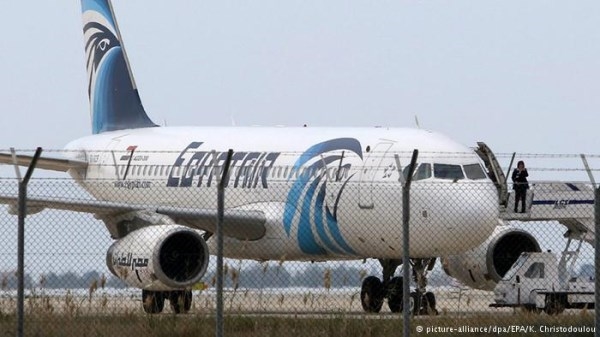 Un avión de EgyptAir se estrella frente a la isla griega de Kárpatos con 66 personas a bordo
