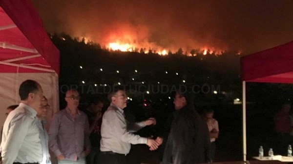 Incendio en Carcaixent. El fuego quema chalets y obliga a desalojar el hospital de la Barraca