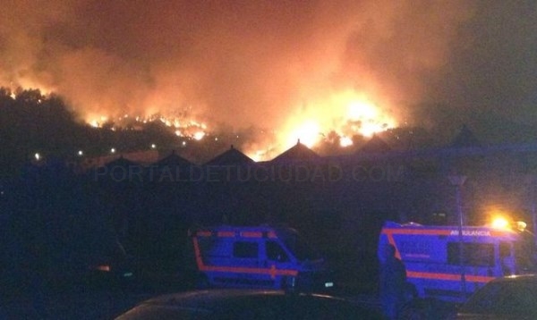 Incendio en Carcaixent. El fuego quema chalets y obliga a desalojar el hospital de la Barraca