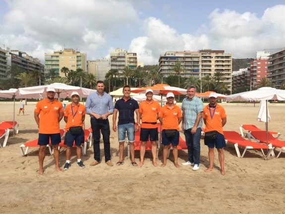 Cullera recuerda que está prohibido poner sombrillas delante de las hamacas de alquiler