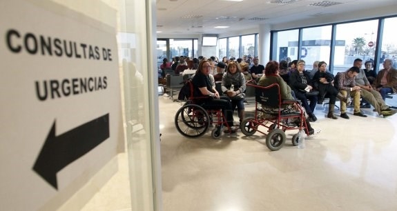 Personal de La Fe presenta miles de firmas en Sanidad ante la saturación de Urgencias