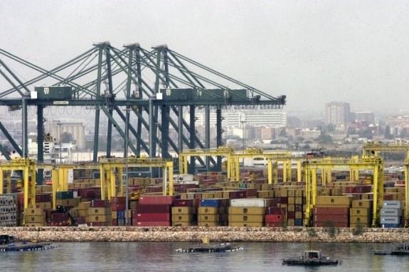El sector portuario valenciano adelanta al catalán como líder en facturación