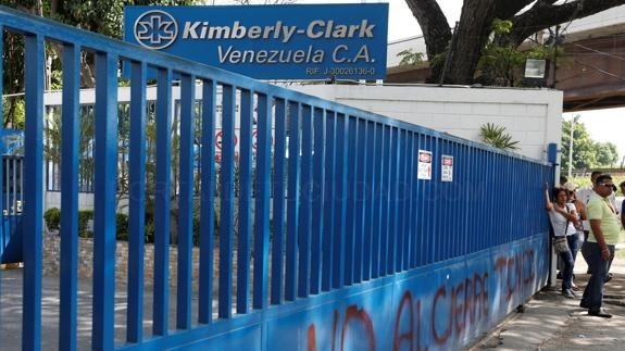 Maduro empieza a cumplir su amenaza de intervenir empresas que cesen sus operaciones