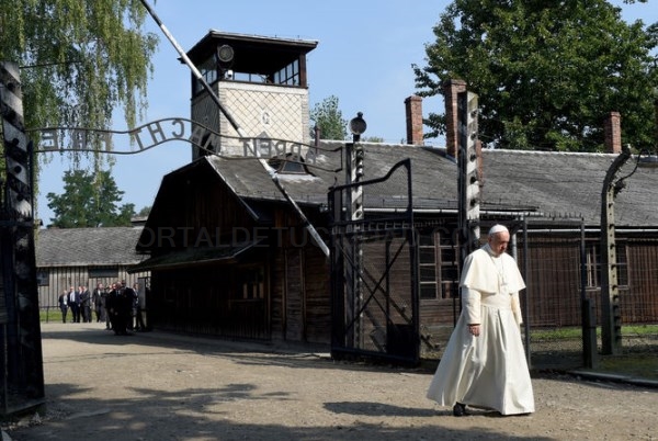 El Papa recorre en silencio el campo de exterminio de Auschwitz
