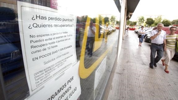 La DGT suspende cautelarmente la adjudicación de los cursos del carné por puntos