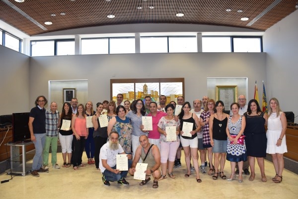24 persones aturades conclouen el taller d’ocupació de pintura i atenció sociosanitària