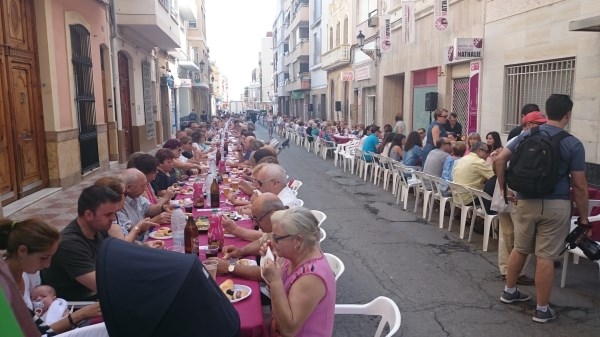 Más de 400 vecinos disfrutan de un almuerzo popular en las fiestas de Benifaió