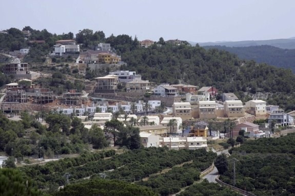 Alzira pide a los propietarios de chalés que acondicionen sus viviendas contra incendios