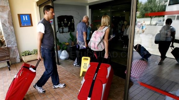 Los turistas extranjeros gastaron 42.942 millones en España hasta julio, un 7,9% más