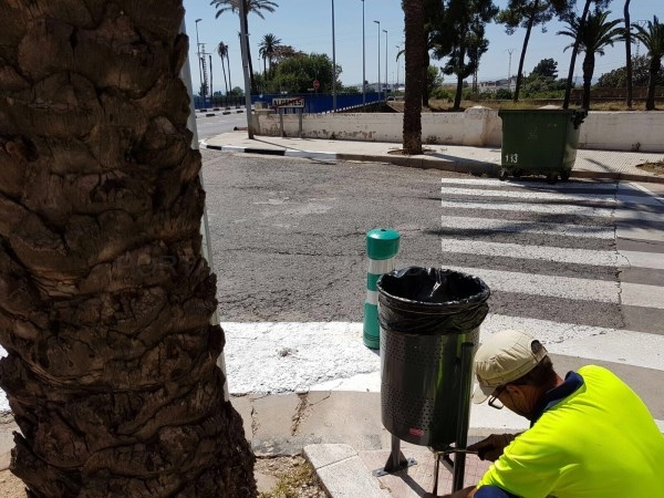 El Ayuntamiento de Algemesí instala 65 nuevas papeleras dentro de la campaña para mantener las calles más limpias