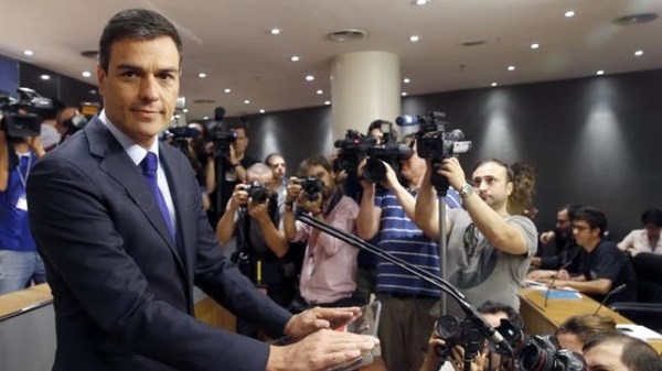 Sánchez ignora la presión de los críticos y mantiene su hoja de ruta para seguir en el cargo