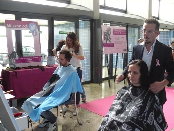 El Hospital de La Ribera recoge más de tres kilos de pelo para hacer pelucas para mujeres afectadas de cáncer de mama