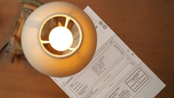 El recibo de la luz baja un 14% en febrero, aunque es casi un 21% más caro que hace un año