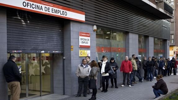 El paro baja en 9.355 personas en febrero, su segundo mejor registro en este mes desde 2005