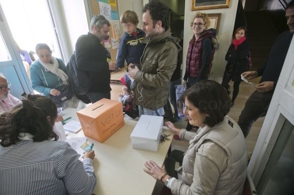 Familias denuncian irregularidades en la votación por la jornada continua