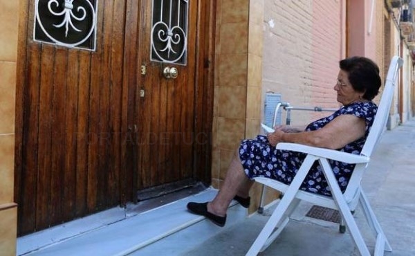 ¿Dónde podrían multarte por sacar la silla a la fresca?