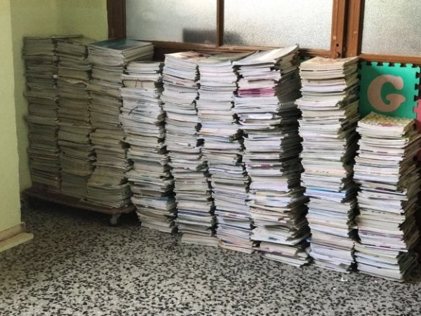 Miles de libros de Xarxallibres siguen guardados en colegios un año después
