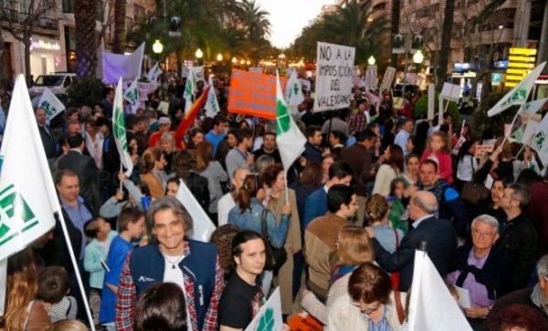 La incertidumbre se apodera de los colegios tras la ratificación del suspenso del plurilingüismo y los padres piden la dimisión de Marzá