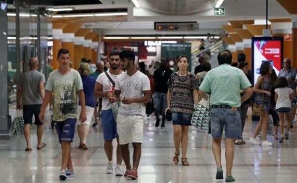 Valencia rectifica y negociará que todos los comercios tengan la misma libertad horaria