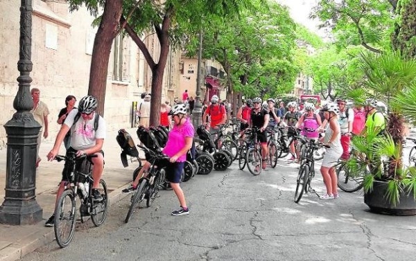 Las multas a automovilistas se disparan en Valencia mientras se reducen las de ciclistas
