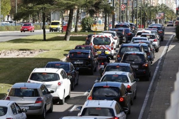 Los pasos de cebra de la avenida del Cid se estrenan con atascos, accidentes y quejas