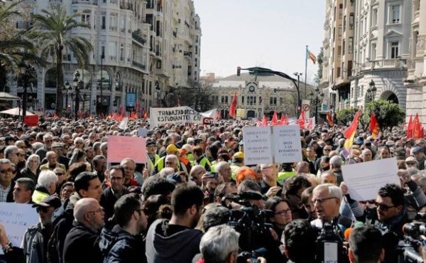 Miles de pensionistas protestan en Valencia contra el recorte de su poder adquisitivo