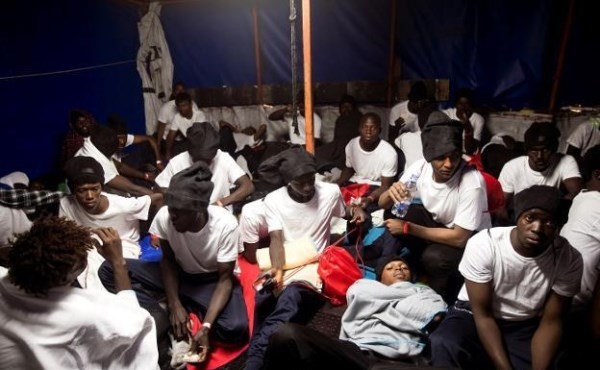 El 'Aquarius' transferirá 500 inmigrantes a dos barcos italianos y las tres embarcaciones viajarán a Valencia