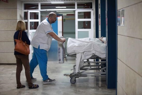 El colapso de Alzira deja a pacientes en los pasillos
