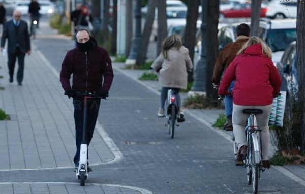 Gandia, primera ciudad que exigirá seguro, chaleco y casco en patinetes eléctricos