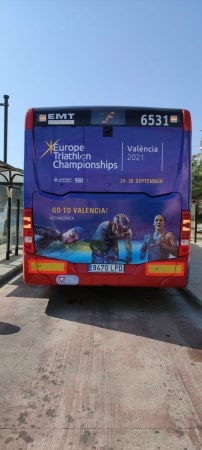 La EMT de València luce en la ciudad la imagen del Campeonato de Europa de Triatlón 2021
