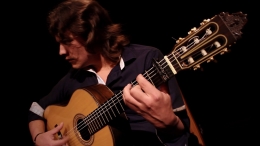 Actuación de Paco León, concertista de Guitarra, acompañado de cante y palmas.