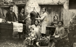 Exposición «Un tiempo entre visillos». Modelos de mujer del siglo XX en Castilla y León.