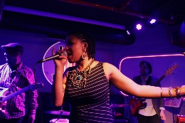 Puestas de Solidaridad.  "Erin Corine & The Radio Souls" . Funk, Soul Y Gospel