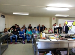 El chef Javier Estévez enseña su nuevo concepto de cocina casquera a 19 hosteleros y productores palentinos