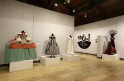 La Diputación palentina ofrece visitas guiadas para disfrutar de la exposición ‘Las Edades de la Mujer. Siete siglos de trajes de novia’