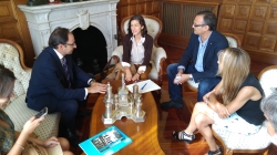 El Alcalde recibe a la palentina responsable del programa de UNICEF para la Protección Infantil en Nepal
