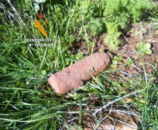 La Guardia Civil destruye un proyectil de artillería, localizado en el término municipal de Cabria.